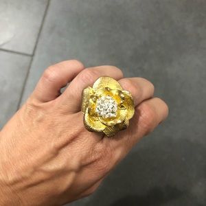 Beautiful gold with ct diamond ring cache